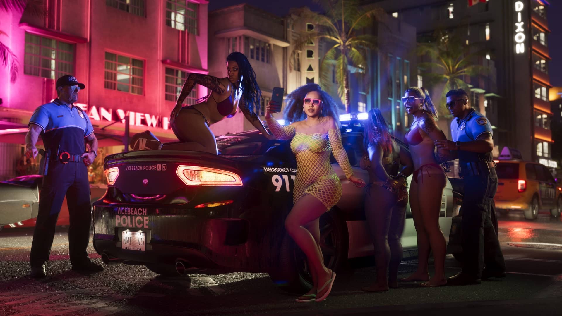 Bir Vice Beach polis aracının yanında Ocean Drive gece hayatı — Vice City, GTA 6 Neon metropol